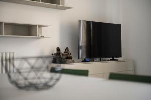 Bright Top Floor Flat with Balconies & AC - Loreto & Porta Venezia