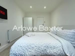 Stylish 4BR Home in Stratford, Garden and Parking
