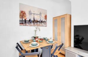 2 Bedroom Flat Sleeps 6 Next to Hammersmith Apollo and Tube