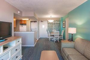 2nd Flr Oceanfront 2 Bdrm King Condo w Breakfast