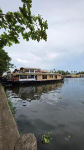 Alleppey Houseboats, Alleppey Boat House - Waves and Dales Alleppey Houseboat