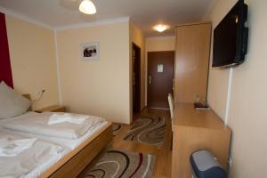 Family Room (2 Adults + 2 Children) room in Hotel Rhein-Mosel-View