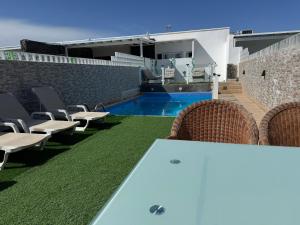 VILLA JoHNNY