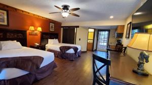 COURTYARD SUITE steps to Pool and Rodeo! 257