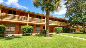 COURTYARD SUITE steps to Pool and Rodeo! 257