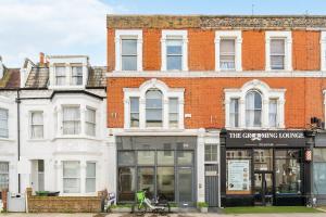 Modern Split-Level One Bedroom Apartment in Fulham Sleeps 3