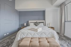 BGC Studio with Free Parking & Balcony near Uptown Mall