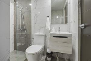 BGC Studio with Free Parking & Balcony near Uptown Mall