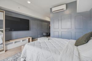 BGC Studio with Free Parking & Balcony near Uptown Mall