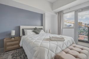 BGC Studio with Free Parking & Balcony near Uptown Mall