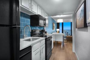 Unwind in our Sailfish Deluxe Suite 4th Floor