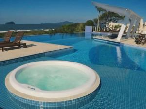 Apê Beira Mar com Ar Cond em Condomínio Clube com Piscina, Churrasqueira, Proximo ao Beto Carrero