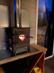 Shepherds hut near beach hot tub Lakeside