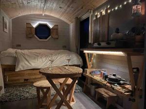 Shepherds hut near beach hot tub Lakeside