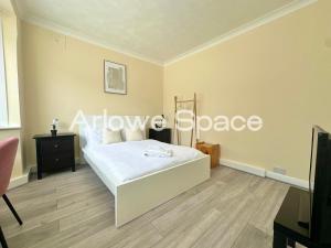 Spacious 2BR Flat in Harold Wood