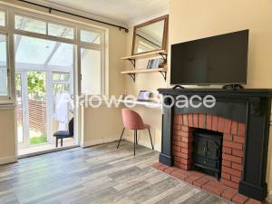 Spacious 2BR Flat in Harold Wood