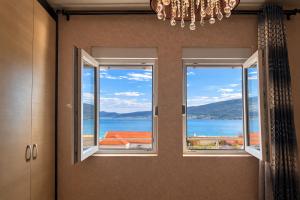 Seafront Apartment with Stunning Sea View in Baošići