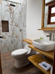 Habitación cama Queen baño privado