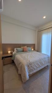 Vista Cortes 2BR 2BA Condo - Walk to the Malecon!