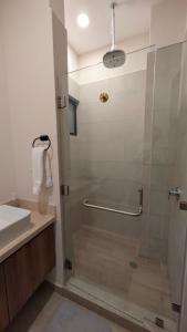 Vista Cortes 2BR 2BA Condo - Walk to the Malecon!