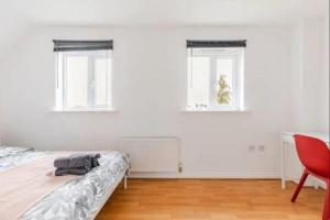 Spacious 4-Bed Home with Workspace