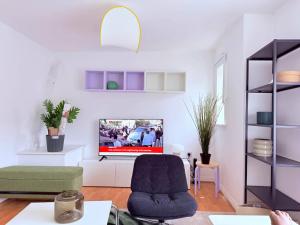 Spacious 4-Bed Home with Workspace