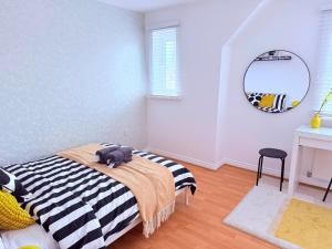 Spacious 4-Bed Home with Workspace