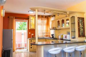 Family 3BR, walk to Beach and Pool Flic en Flac