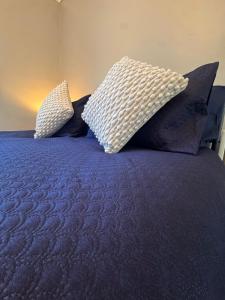 Central Near Hospital 2 Bedroom - Sleeps 4 - Self Check In - Fully Furnished
