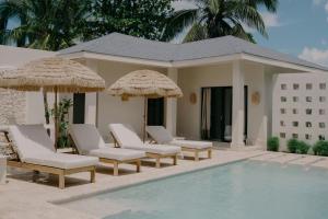 Luxury 7BR Compound with Pool, 2 Jacuzzis, Pickleball, Basketball