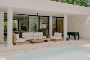 Luxury 7BR Compound with Pool, 2 Jacuzzis, Pickleball, Basketball