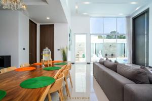 Villa Cosmo 10BR Retreat with Pools and Gym