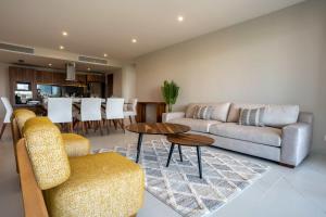 Modern Apt - 3BR - Marina & Shopping