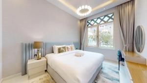 Vacationer Holiday Homes l Chic 2 Bed l Sea Views on the Palm