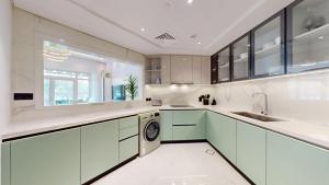 Vacationer Holiday Homes l Chic 2 Bed l Sea Views on the Palm