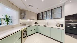 Vacationer Holiday Homes l Chic 2 Bed l Sea Views on the Palm