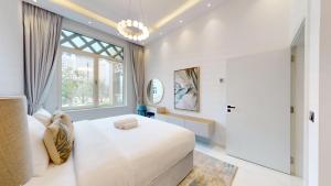 Vacationer Holiday Homes l Chic 2 Bed l Sea Views on the Palm