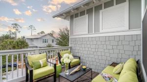 Pearl by AvantStay Idyllic Seaside Getaway w 2 Large Decks Lush Garden