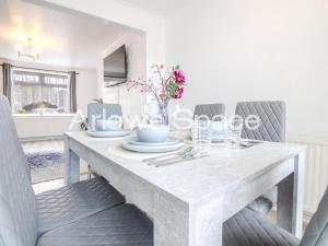 Bright 2BR Terrace in Basildon, Garden and Amenities