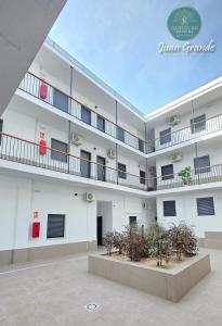 Corrala Juan Grande 6 con patio y garaje by Sanlúcar Housing