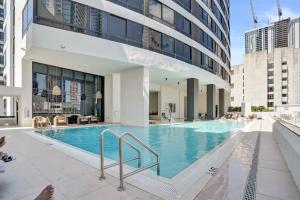 Miami Condo 2BR Rooftop Pool & Gym