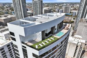 Miami Condo 2BR Rooftop Pool & Gym