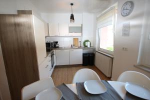 -MrLiving- Modernes Apartment mit Einzelbetten, voll ausgestattete Küche, Balkon, WLAN, Parkplatz, ideal für Monteure -WZ05-