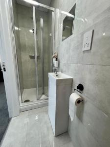 B2 Private Double room with Ensuite, Contractor & Corporate Stays Fully Equipped