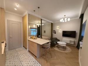 Brand New Boutique Apt in City Center