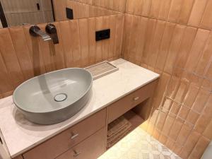 Brand New Boutique Apt in City Center