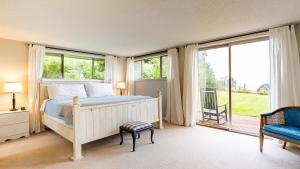 Private Beach Access Water Views Sleeps 18 Historic 6BDR Farmhouse w Deck