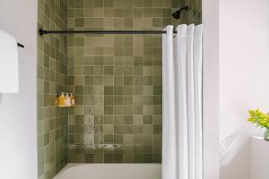 LIVN West Loop Chicago Classic Queen Studio