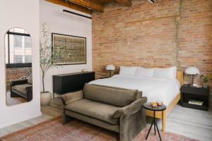 LIVN West Loop Chicago King Studio