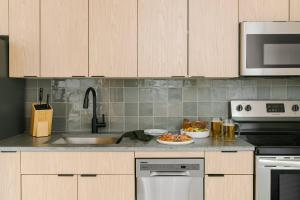 LIVN West Loop Chicago King Studio